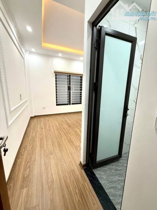 SIÊU PHẨM-NHÀ ĐẸP LUNG LINH 6 Tầng-Ô TÔ ĐỖ CỬA-LÔ GÓC PHỐ LĨNH NAM CHỈ 1x tỷ - 5