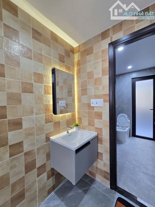 NHÀ 2 TẦNG 2 NGỦ 110M2 - MT ĐƯỜNG HOÀNG VĂN THÁI- CÓ SÂN ĐỂ XE Ô TÔ - GIÁ: 5.250 TỶ! - 5