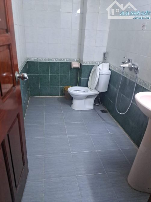 Cho thuê nhà ngõ 100 đường Hoàng Quốc Việt. Dt 40/50m2 x 5 tầng lô góc, 20 tr/tháng - 5