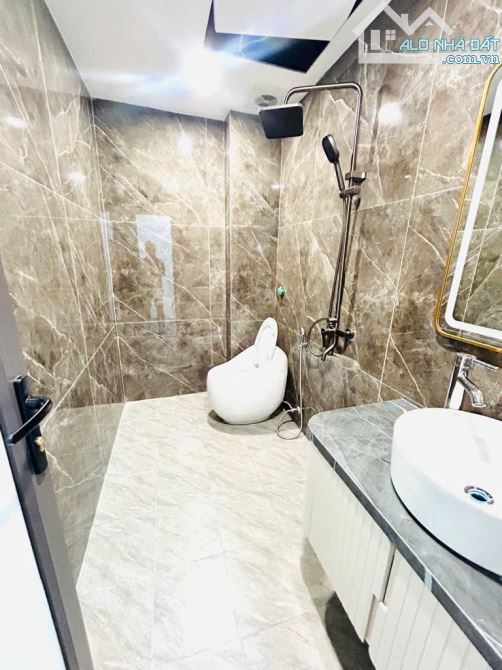 Bán nhà Tân Mai 45m2 x 5 tầng, thang máy, mới đẹp long lanh, ô tô ngủ trong nhà, giá 9,5 - 5