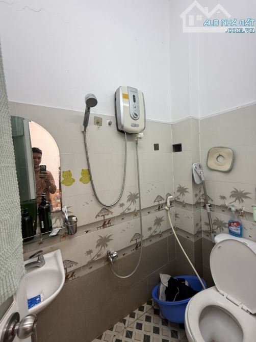 HUỲNH VĂN NGHỆ - TÂN BÌNH - NHÀ 2 TẦNG - 43 M2 - VUÔNG A4 - TẶNG NỘI THẤT - NHỈNH 3 TỶ. - 5