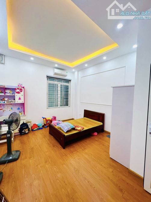 Bán nhà Hạ Yên Quyết - 77m2x5T - MT 4.8m - Gióa 15.6 tỷ - 5