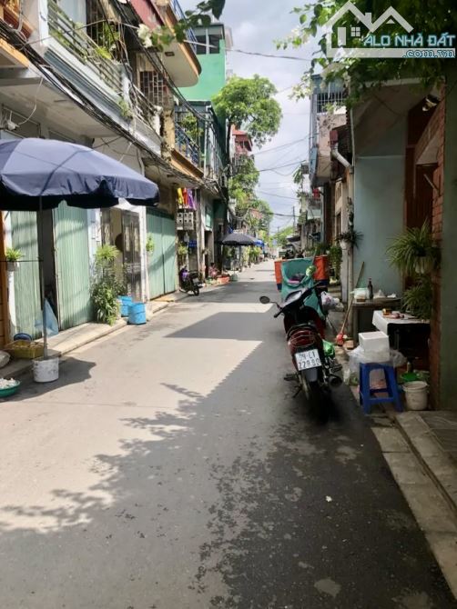 Bán nhà 3 tầng phố Đức Giang, Long Biên - Vị trí thoáng gần ô tô, chỉ 5.25 tỷ - 5