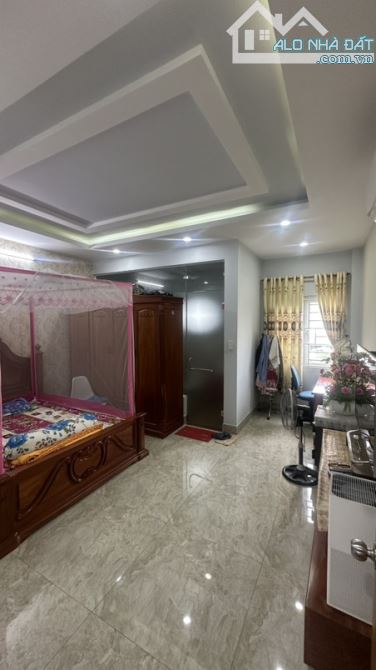 NHÀ ĐẸP Ở NGAY THẠNH LỘC 37 QUẬN 12 – NGANG 5M – OTO VÀO NHÀ – 5 TẦNG CHỈ NHỈNH 6 TỶ - 5