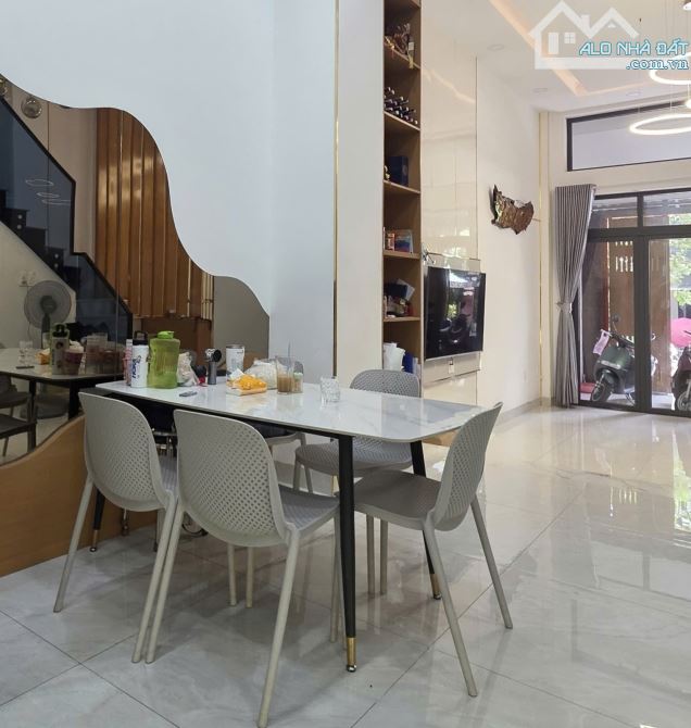 Bán nhà Bình Thạnh - 92m2 - 5 tầng - thiết kế hiện đại - đường 10m - 19.9 tỷ - 6
