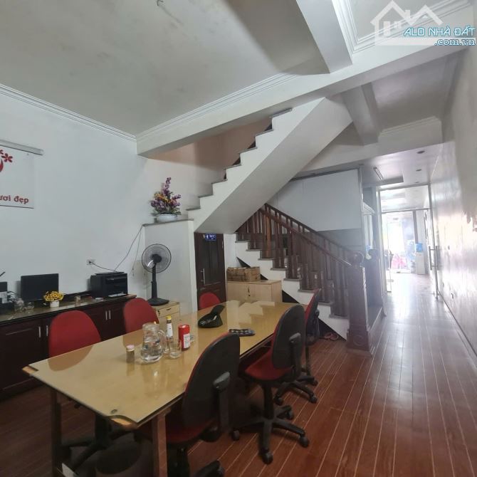 👨‍👩‍👦 Gia Chủ chuyển hướng kinh doanh nên cần bán nhà 5 tầng . Ngay Ngã Tư Đông Côi - T - 6