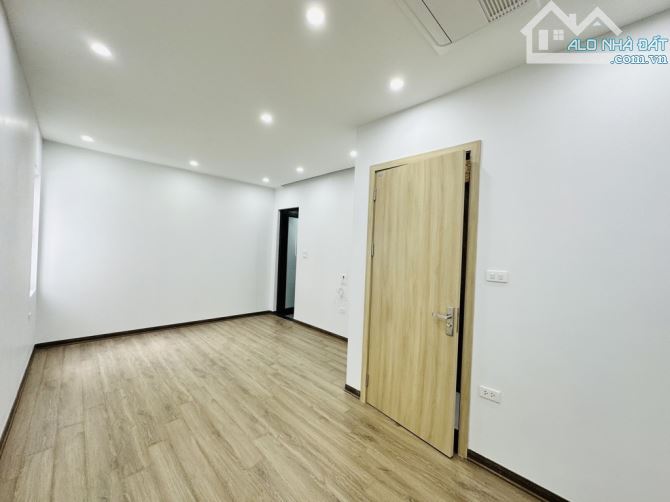 NHÀ MỚI NGÔ GIA TỰ-VIỆT HƯNG-THANG MÁY-6 TẦNG- 5 NGỦ. HƠN 7 TỶ - 6