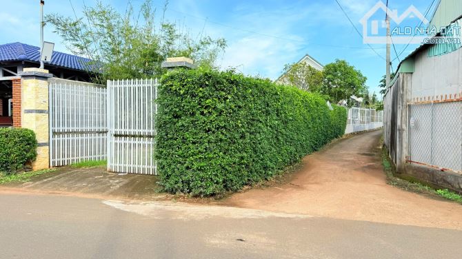 BÁN NHÀ MÁI THÁI 2 MẶT TIỀN ĐƯỜNG NHỰA - TT ĐẤT ĐỎ.DT 430m2(5,6×48) ĐẨT NỞ HẬU 12,5M - 7