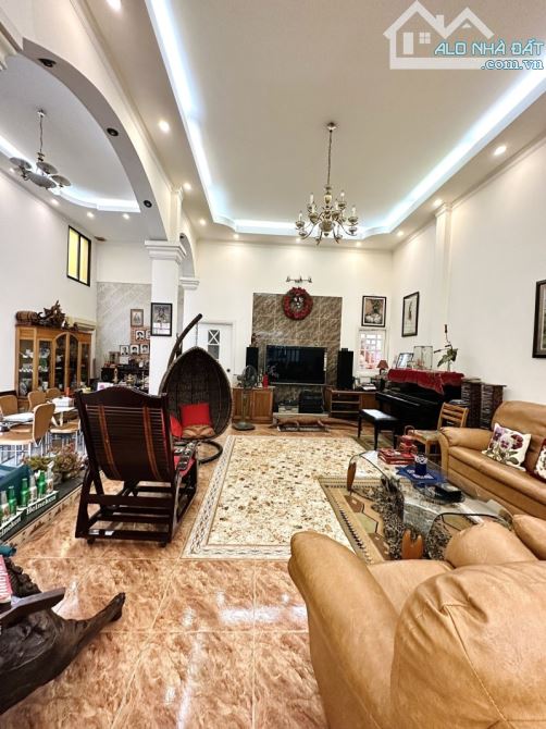 VILLA SÂN VƯỜN TRUNG TÂM QUẬN 1 - 333M2 - 4 TẦNG - 62 TỶ - 6