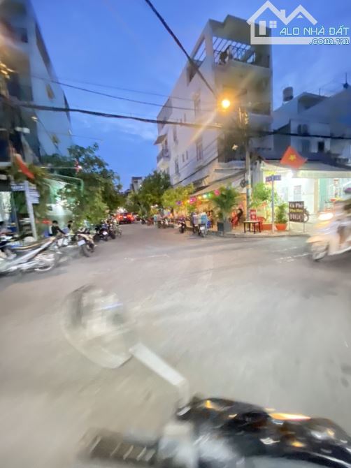 🌆CĂN GÓC 2MẶT TIỀN - NGANG KHỦNG 6.5M❌9M Nở Hậu - HẺM XE HƠI THÔNG- NHỈNH 5TỶ 🏡🚗 - 6