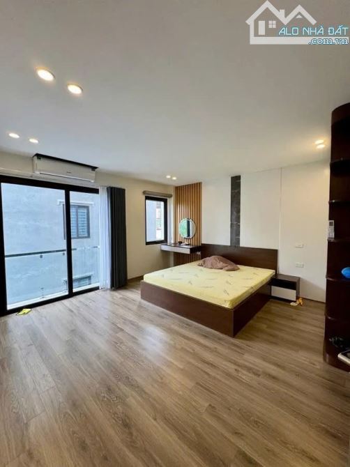 Bán nhà Ngõ 98 Đàm Quang Trung , 42m2,6 Tầng Thang máy. MT 5m, Mới , ở luôn Chỉ 11 Tỷ - 6