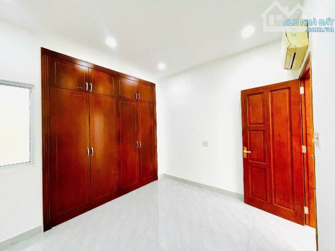 NGAY NGÃ TƯ NGUYỄN BIỂU - TRẦN HƯNG ĐẠO - CÁCH MẶT TIỀN 25M -NHÀ MỚI 4 TẦNG - 6