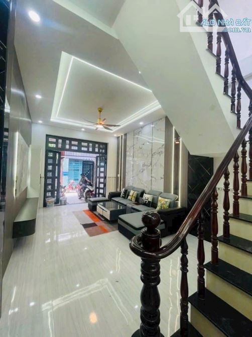 Gấp bán nhà 3 tầng 4pn hẻm xe hơi thông ngay LÊ VĂN KHƯƠNG Q12 DT 67M2 Hơn 4 tỷ - 6