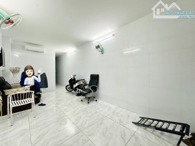 Bán nhà Quận 1 - Hẻm kinh doanh oto - 44m2, không quy hoạch - 7