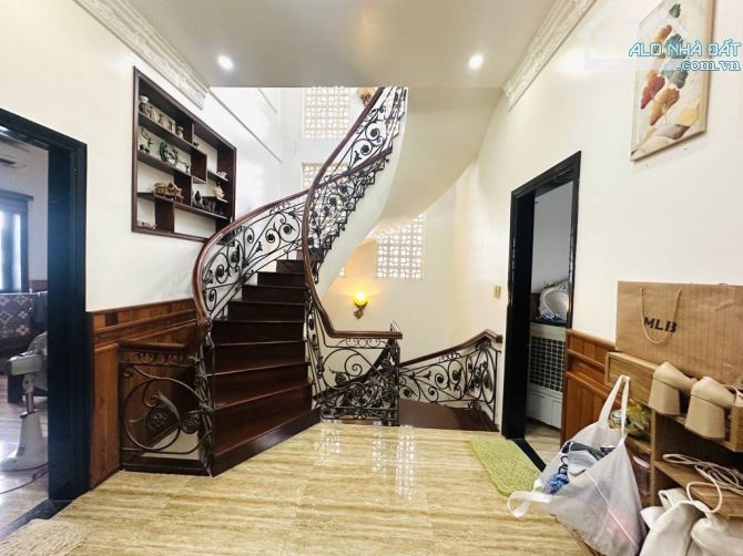 BÁN BIỆT THỰ 3 TẦNG XÂY DỰNG PHONG CÁCH CỔ ĐIỂN. DT: 135M2/ NGANG 6M.GIÁ CHỈ HƠN 6 TỎI - 7