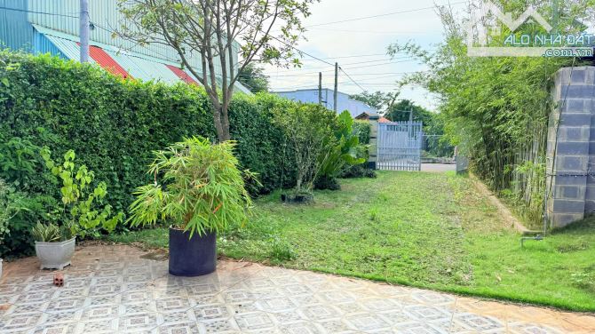 BÁN NHÀ MÁI THÁI 2 MẶT TIỀN ĐƯỜNG NHỰA - TT ĐẤT ĐỎ.DT 430m2(5,6×48) ĐẨT NỞ HẬU 12,5M - 8