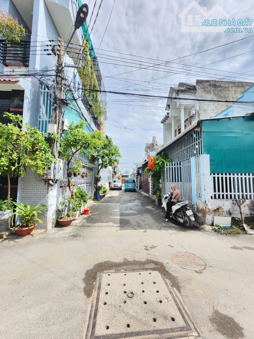 Bán nhà cấp 4 gác lửng góc 2MT gần đường An Phú 20 p.An Phú Tp.Thuận An chỉ 2tỷ75 TL M7812 - 7