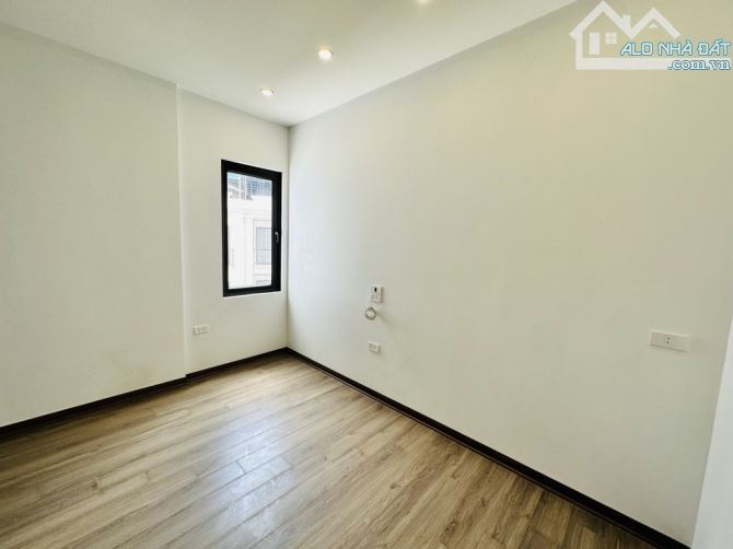 NHÀ MỚI NGÔ GIA TỰ-VIỆT HƯNG-THANG MÁY-6 TẦNG- 5 NGỦ. HƠN 7 TỶ - 8
