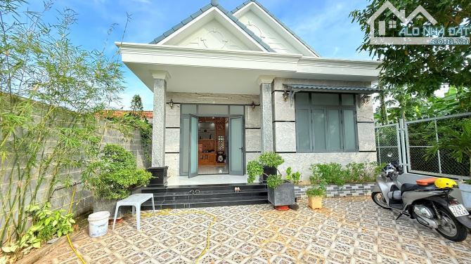 BÁN NHÀ MÁI THÁI 2 MẶT TIỀN ĐƯỜNG NHỰA - TT ĐẤT ĐỎ.DT 430m2(5,6×48) ĐẨT NỞ HẬU 12,5M - 9