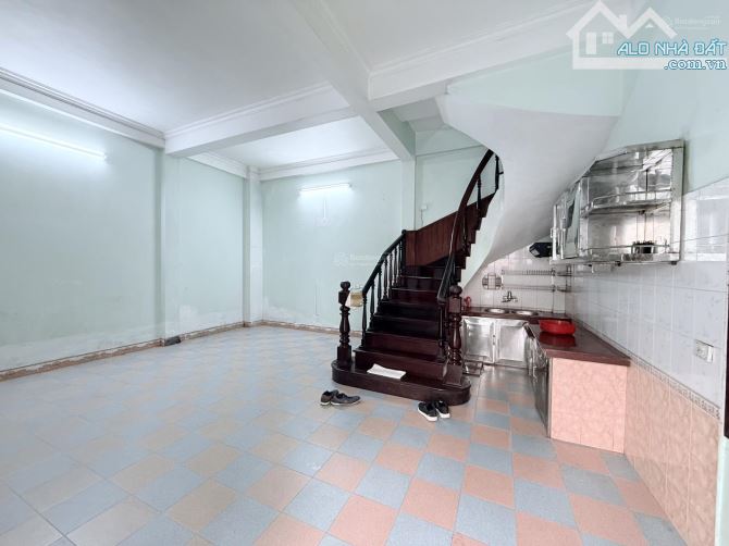 Cho thuê nhà ngõ 100 đường Hoàng Quốc Việt. Dt 40/50m2 x 5 tầng lô góc, 20 tr/tháng - 9