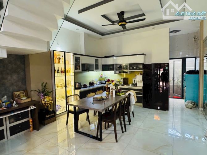 Bán nhà 1 trệt 2 lầu sổ riêng thổ cư p. Long bình - 9