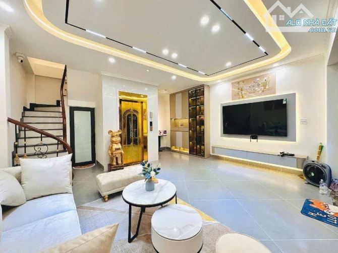 TRUNG TÂM ĐỐNG ĐA – NHÀ ĐẸP NGÕ THỊNH QUANG  40m² – 7 tầng – Mặt tiền 5.5m - 9