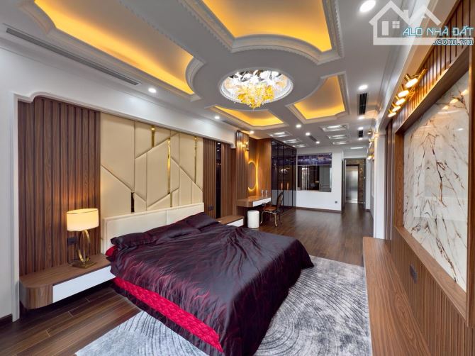 Nhà đẹp Tây Sơn, 6T thông sàn thang máy, 7 chỗ đỗ cổng, sát phố, full NT ở luôn