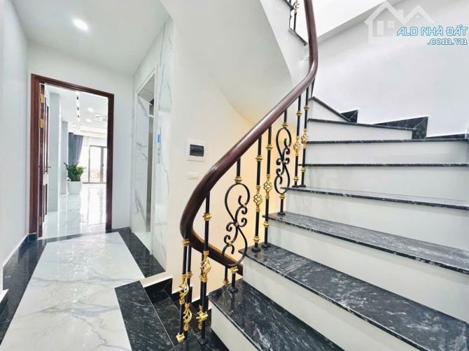 BÁN NHÀ ĐẸP DƯƠNG VĂN BÉ – 6 TẦNG THANG MÁY – Ô TÔ ĐỖ CỬA, NGỦ TRONG NHÀ – 50M² SỬ DỤNG –