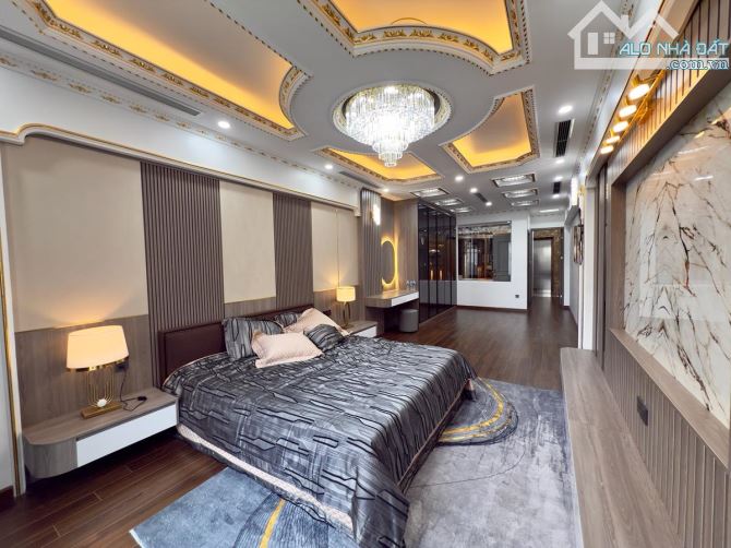 Nhà đẹp Tây Sơn, 6T thông sàn thang máy, 7 chỗ đỗ cổng, sát phố, full NT ở luôn