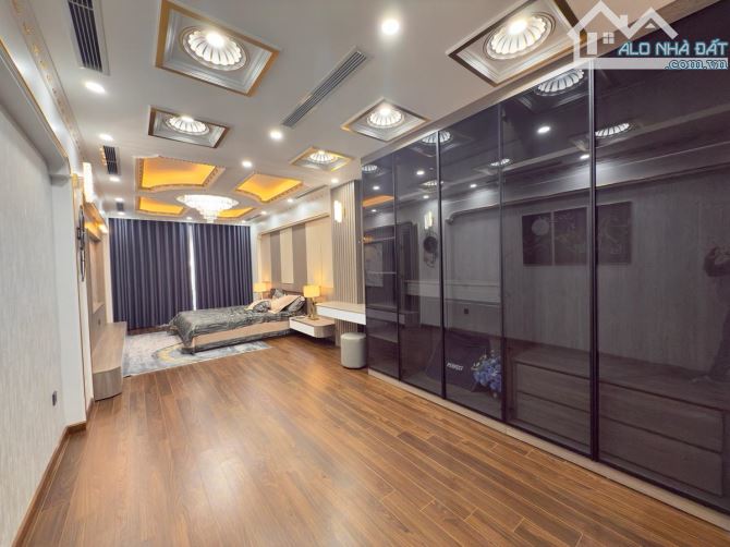 Nhà đẹp Tây Sơn, 6T thông sàn thang máy, 7 chỗ đỗ cổng, sát phố, full NT ở luôn