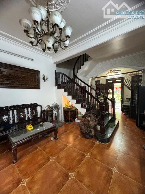 Mặt phố Trấn Vũ - VIEW HỒ triệu đô, Vị trí KIM CƯƠNG kinh doanh cà phê hái ra TIỀN! 89 tỷ