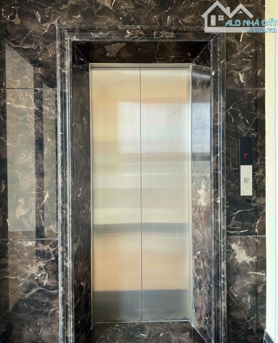 Nhà đẹp Tây Sơn, 6T thông sàn thang máy, 7 chỗ đỗ cổng, sát phố, full NT ở luôn