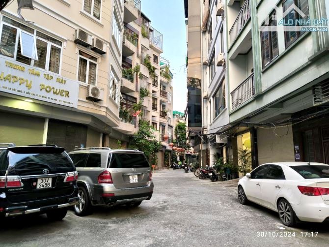 Nhà đẹp Tây Sơn, 6T thông sàn thang máy, 7 chỗ đỗ cổng, sát phố, full NT ở luôn