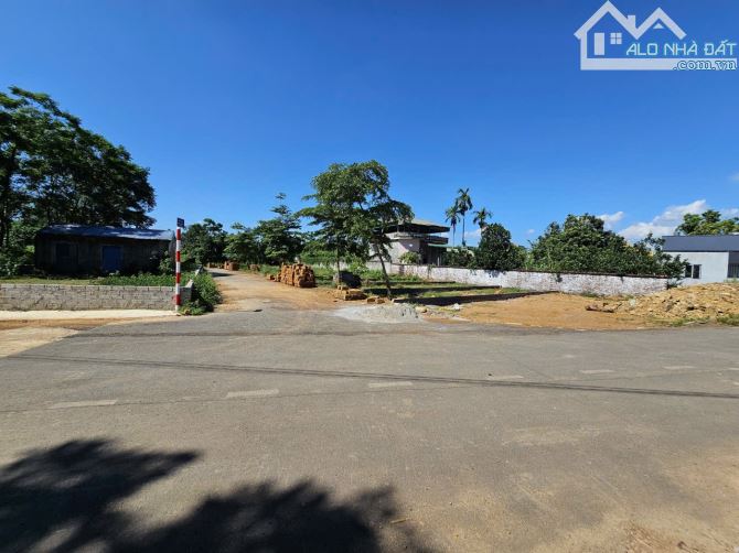 Chỉ nhỉnh 2 tỷ cho 70,6m cánh chủ, đường thông, oto tránh, sát nhà trọ và cnc hòa lạc