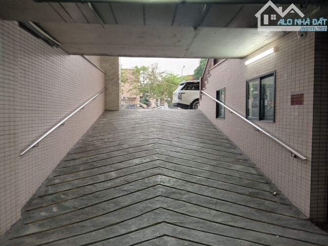 Siêu phẩm mặt phố Bà Triệu 370m2, 11 tầng MT 9.2m, giá 394 tỷ. T/lượng