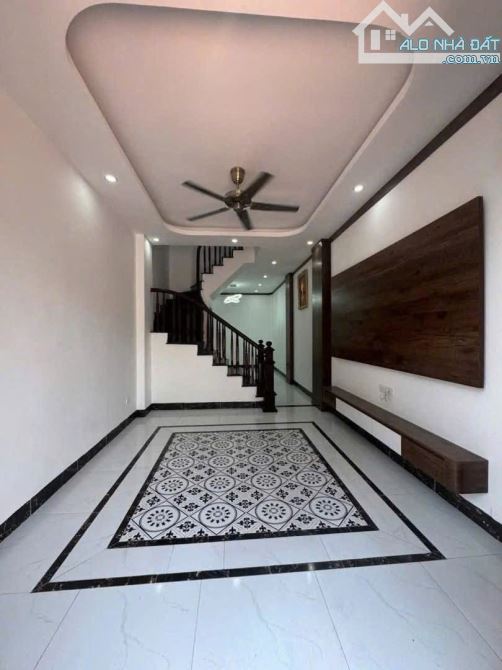 Bán nhà 3 tầng-35m2-ô tô đỗ cổng, cạnh đường thông ô tô tránh, gần quốc lộ 6 và ĐH Thể Dục - 1