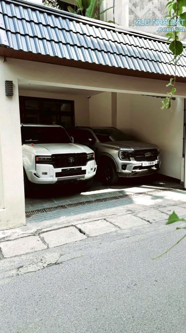 Lô góc Thái Hà, gần phố, ô tô tránh, mặt tiền quyền lực, sân vườn, gara - 160m2