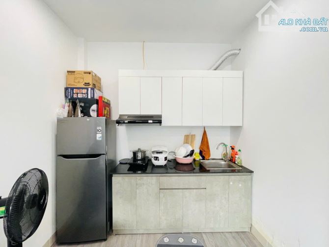 Bán tòa CHDV Giáp Bát 2 thoáng DT800tr/năm sát oto gần ĐH NEU 60m2*6T thang máy 12PN, PCCC