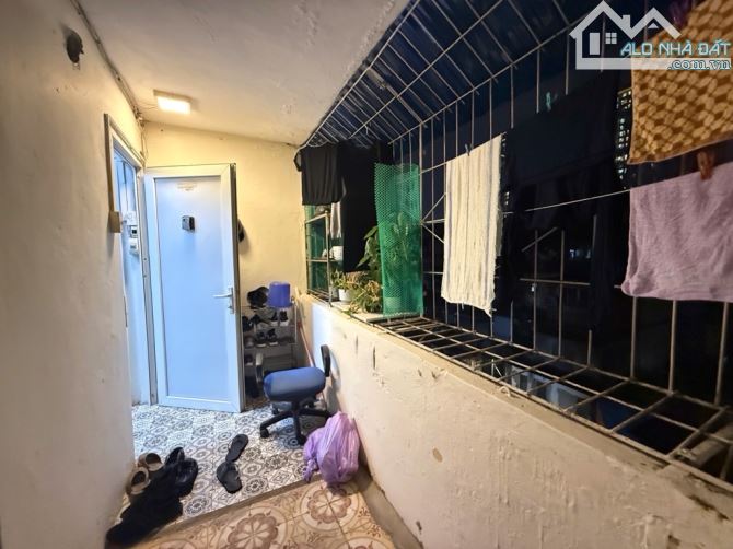 Bán căn hộ tập thể quỳnh mai tt hai bà trưng ban công thoáng trước sau ô tô đỗ cổng