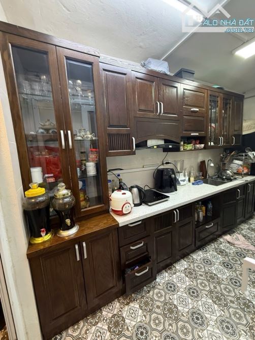 Bán căn hộ tập thể quỳnh mai tt hai bà trưng ban công thoáng trước sau ô tô đỗ cổng