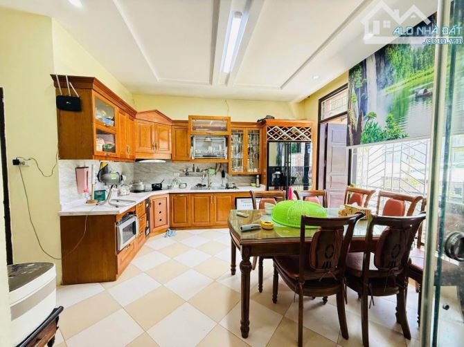 Lô góc Thái Hà, gần phố, ô tô tránh, mặt tiền quyền lực, sân vườn, gara - 160m2