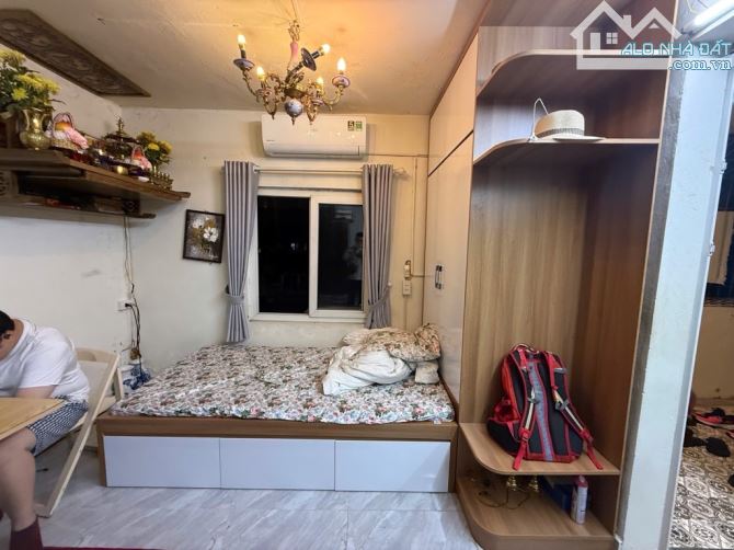 Bán căn hộ tập thể quỳnh mai tt hai bà trưng ban công thoáng trước sau ô tô đỗ cổng