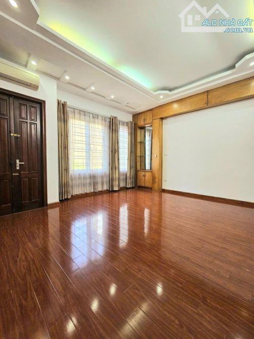 Lô góc Thái Hà, gần phố, ô tô tránh, mặt tiền quyền lực, sân vườn, gara - 160m2