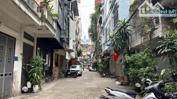 Lô góc Thái Hà, gần phố, ô tô tránh, mặt tiền quyền lực, sân vườn, gara - 160m2