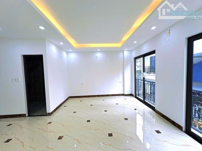 LÔ GÓC 3 MẶT NGÕ HOÀNG QUỐC VIỆT 55m2, 6T THANG MÁY, MT 5.5m - 21 TỶ GARA ÔTÔ, KINH DOANH