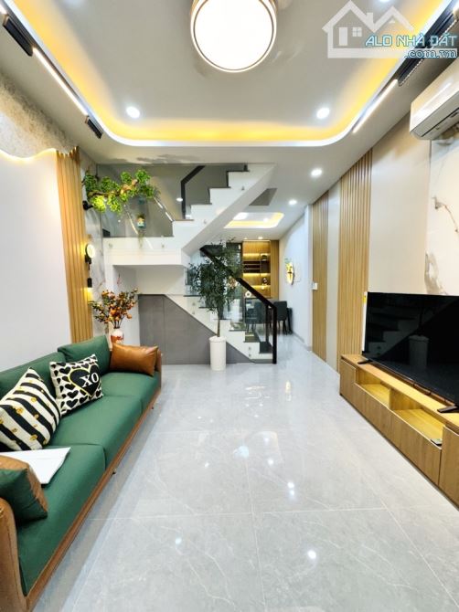 Nhà Đẹp Hẻm Xe Hơi Sát Mặt Tiền Hoàng Văn Thụ- 37m2- Nở Hậu- Vuông- 3 Tầng- 4 PN- Nhỉnh 8T - 1