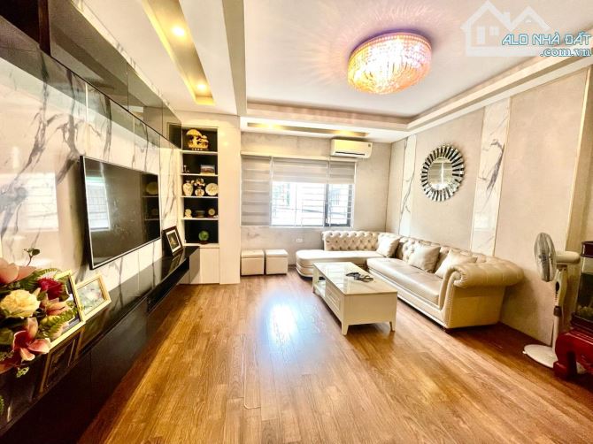 Lô góc Huỳnh Thúc Kháng, phân lô ô tô tránh đỗ, yên tĩnh ở thích, cầu thang cuối, gara 45m