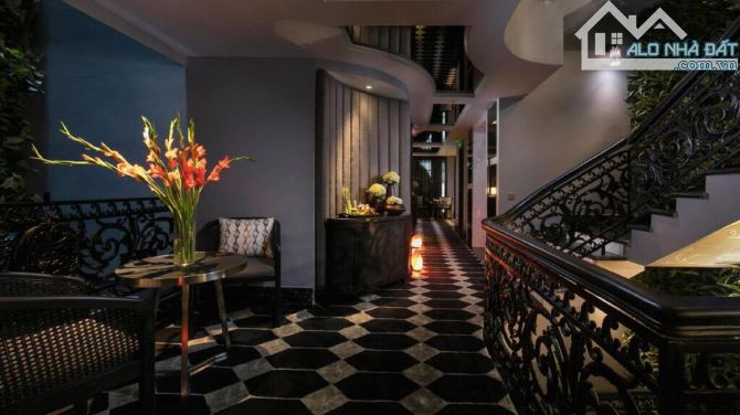 KHÁCH SẠN 5* MẶT PHỐ ĐÌNH NGANG TT HOÀN KIẾM 180m2, 9T, MT 8m, 250 TỶ, DÒNG TIỀN~25 TỶ/NĂM