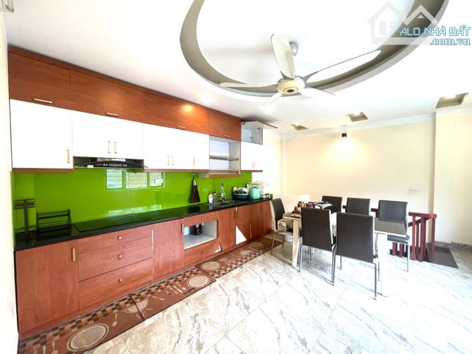 Lô góc Huỳnh Thúc Kháng, phân lô ô tô tránh đỗ, yên tĩnh ở thích, cầu thang cuối, gara 45m