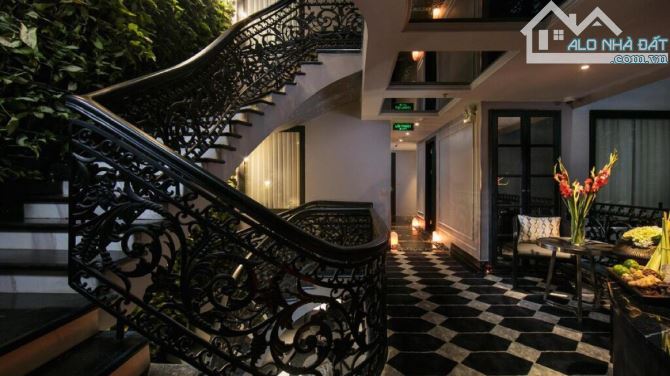 KHÁCH SẠN 5* MẶT PHỐ ĐÌNH NGANG TT HOÀN KIẾM 180m2, 9T, MT 8m, 250 TỶ, DÒNG TIỀN~25 TỶ/NĂM